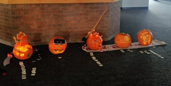 pumpkin carving contest at Yulio