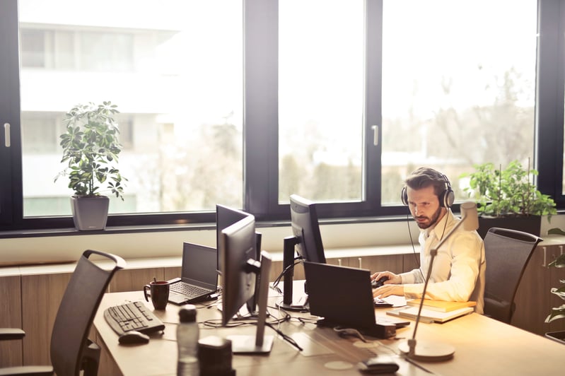 man-with-headphones-facing-computer-monitor-845451 (1)